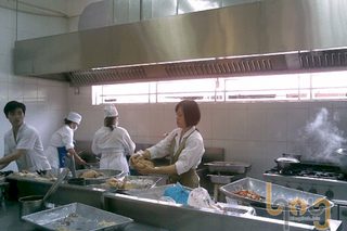 Quat Hut Khoi Bep Cong Nghiep750x500